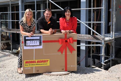 Große Freude bei (v.l.n.r.) Kfm. Direktorin Barbara Martetschläger (HJW), René Ebert (Möbelhaus Borst) und Ursula Schuhmacher (Radio7 Drachenkinder). Bild: Andrea Jagode